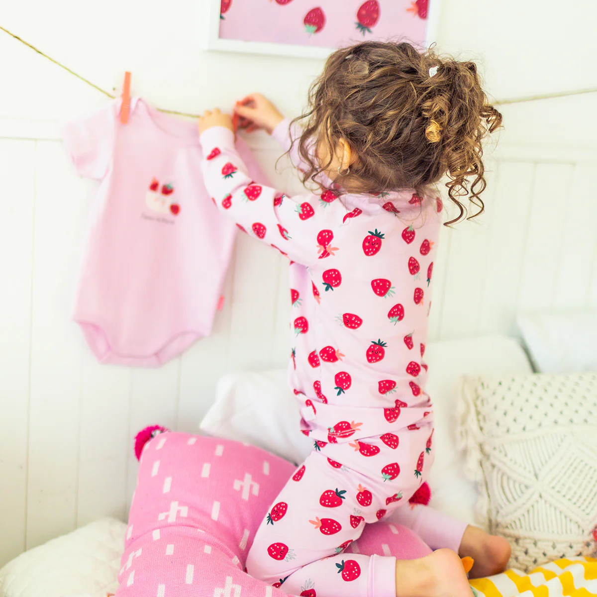 Pyjama deux pièces rose à motifs de fraises, bébé - Image 3