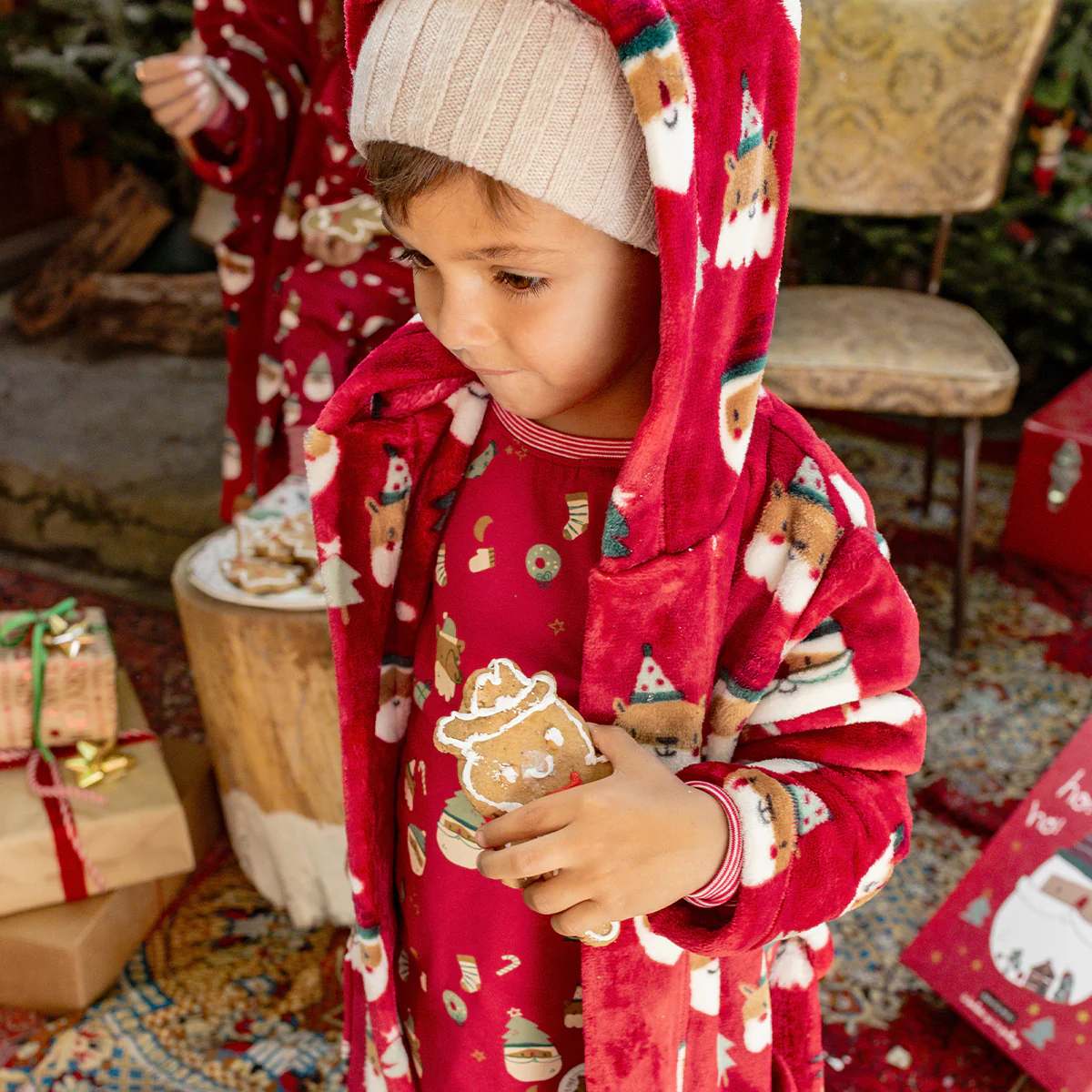 Pyjama deux pièces rouge à motifs des Fêtes, enfant - Image 2