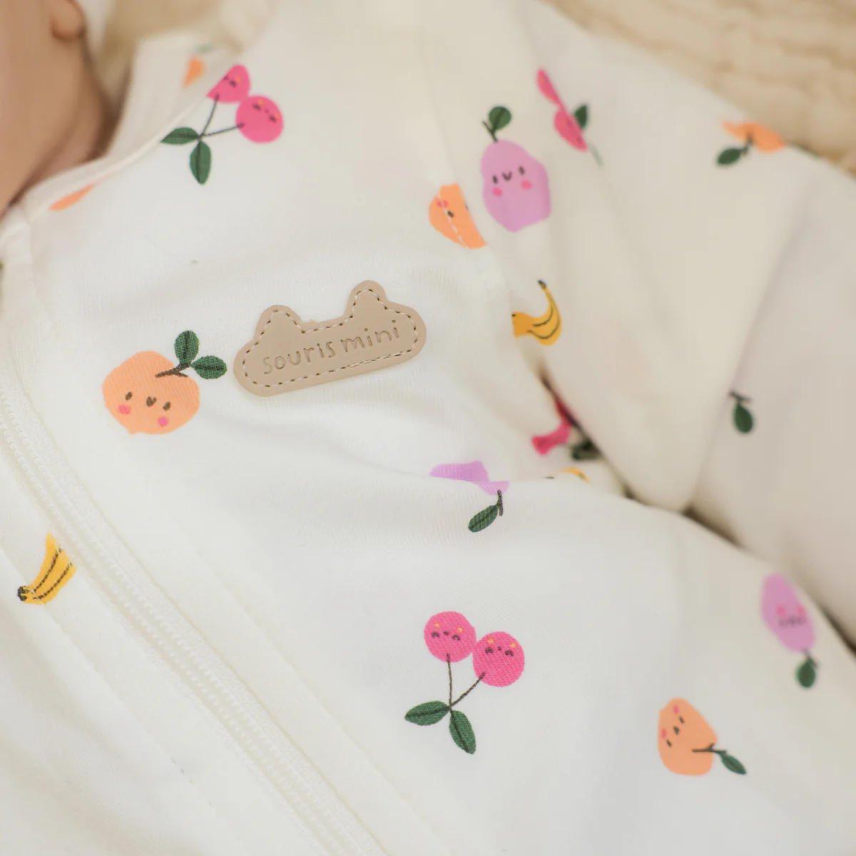 Pyjama une pièce crème à motifs fruités, naissance - Image 3