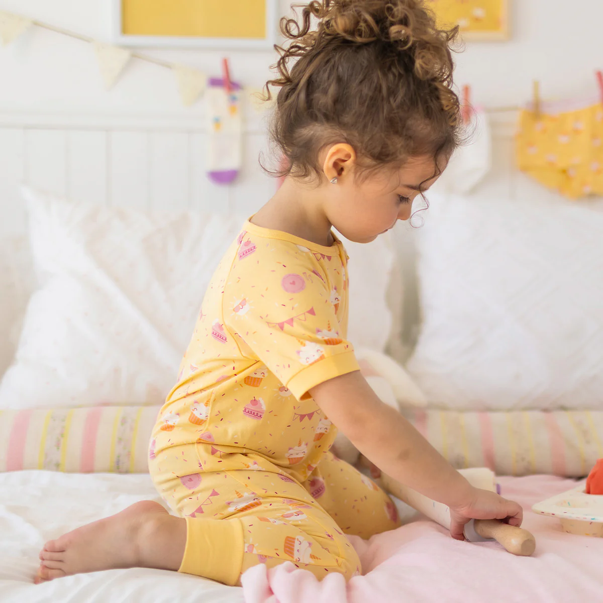 Pyjama une pièce jaune à motifs de gâteaux, bébé - Image 2