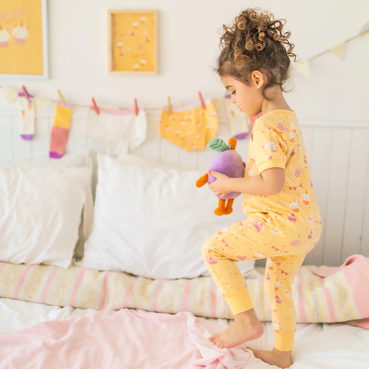 Pyjama une pièce jaune à motifs de gâteaux, bébé - Image 4