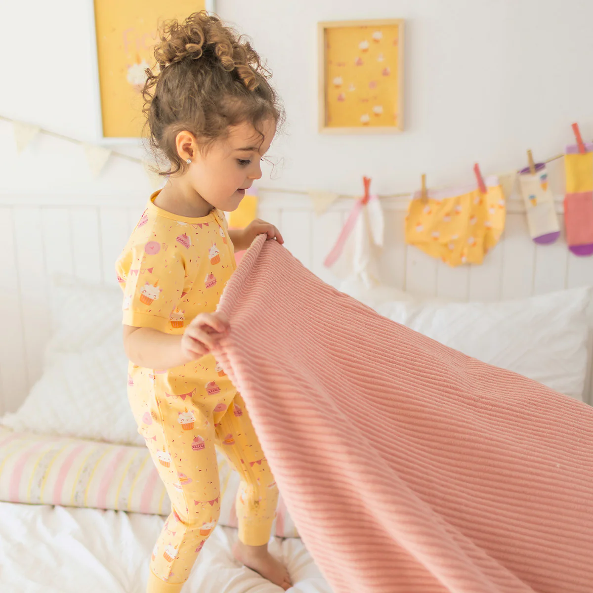 Pyjama une pièce jaune à motifs de gâteaux, bébé - Image 5