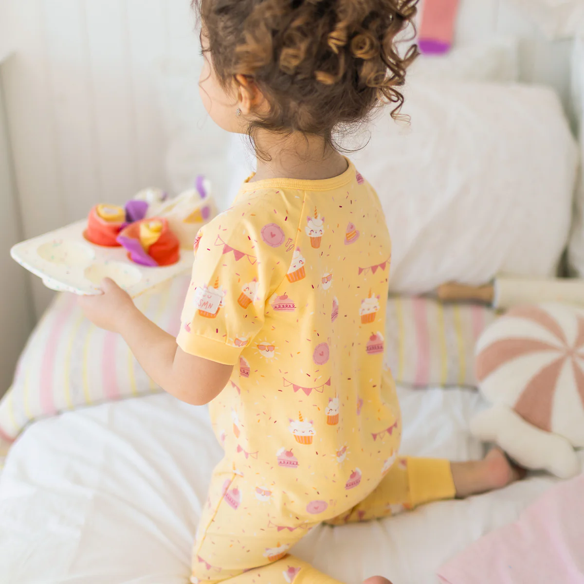 Pyjama une pièce jaune à motifs de gâteaux, bébé - Image 6