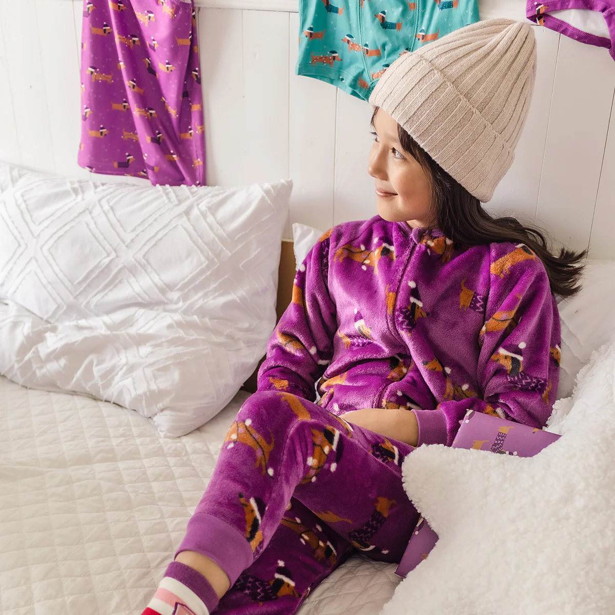 Pyjama une pièce en peluche mauve à motifs de chiens, enfant - Image 2