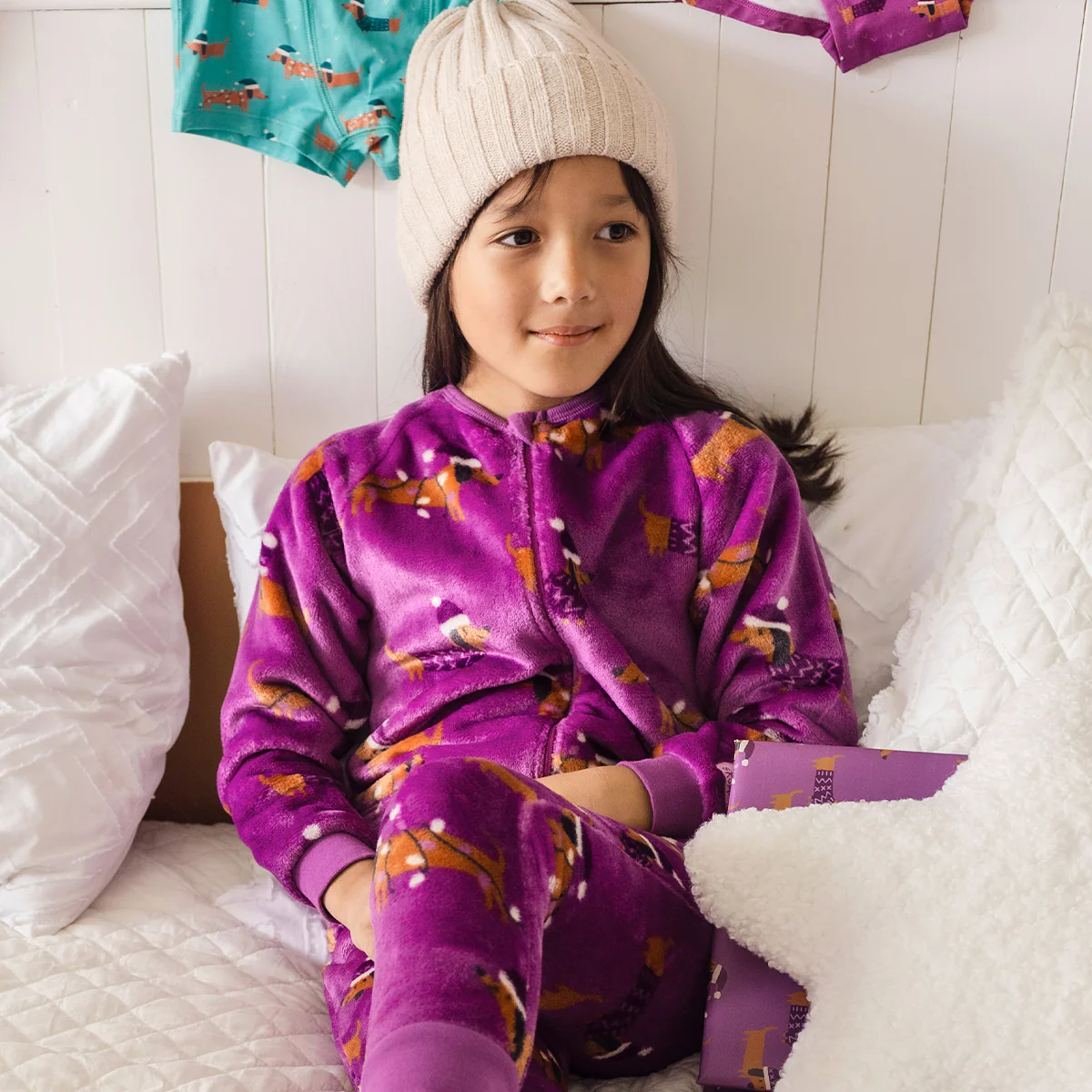 Pyjama une pièce en peluche mauve à motifs de chiens, enfant - Image 3