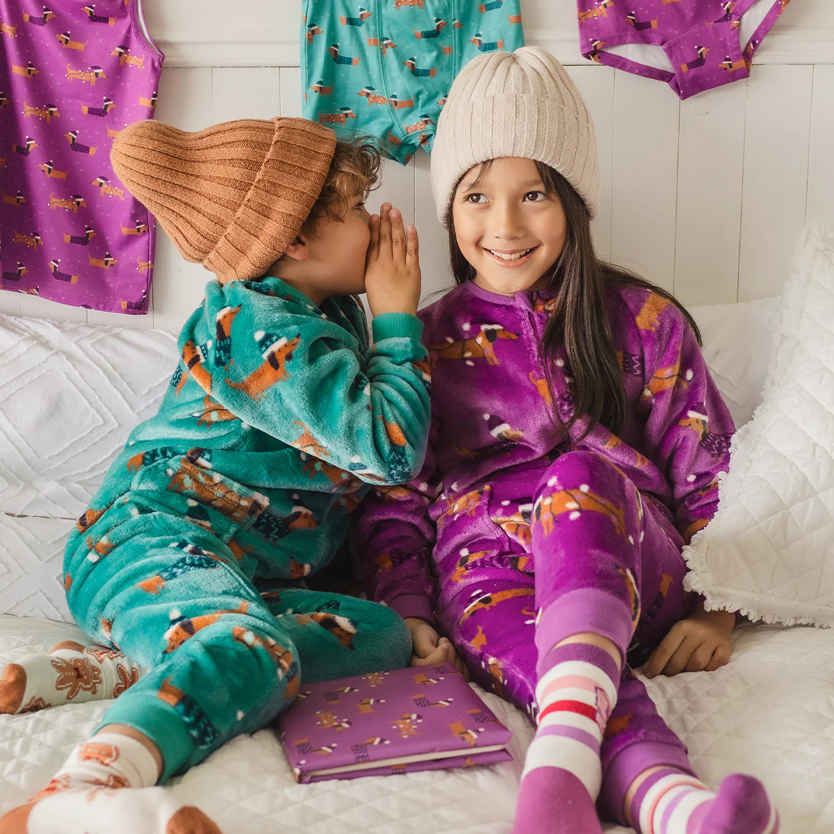 Pyjama une pièce en peluche mauve à motifs de chiens, enfant - Image 4