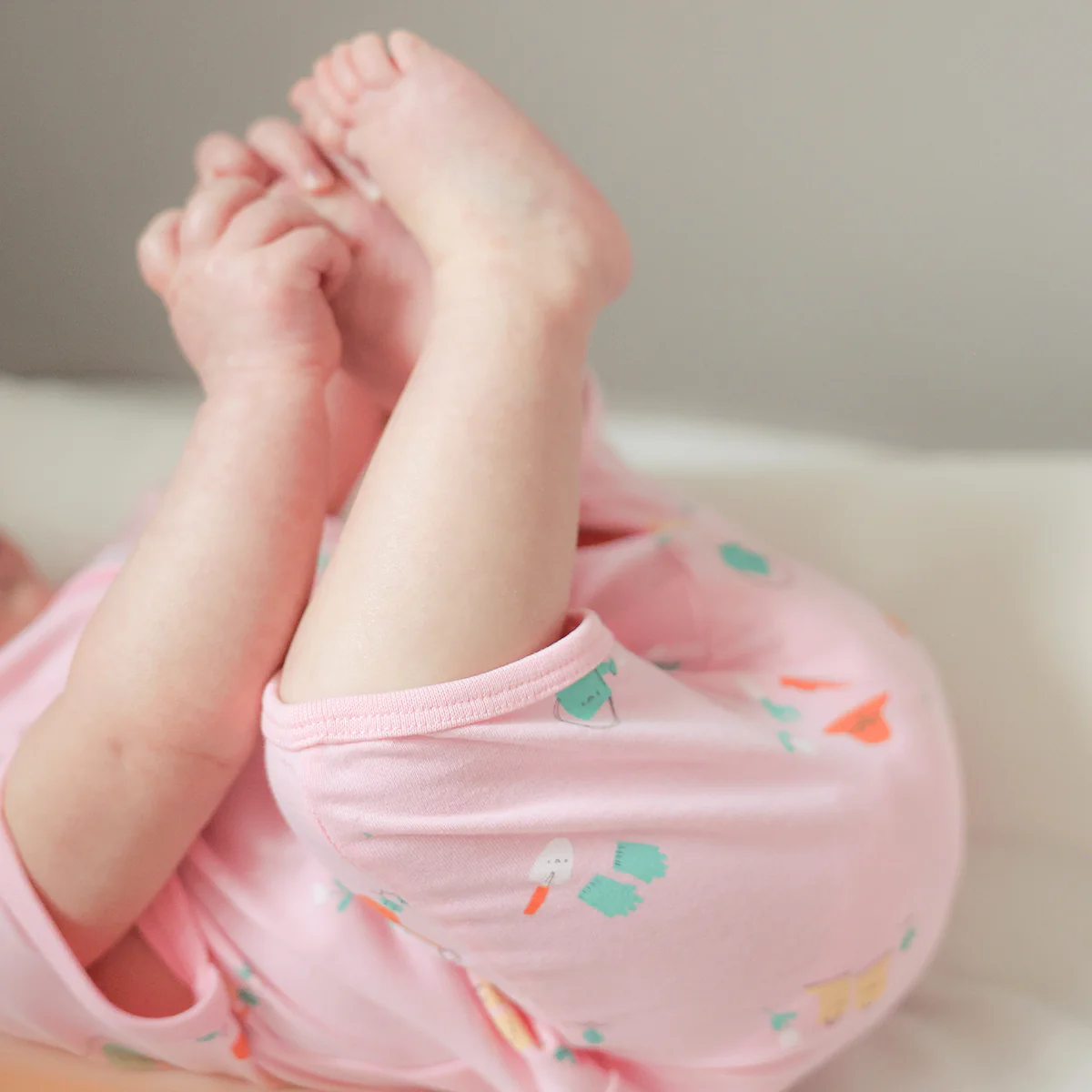 Pyjama une pièce rose à motifs, naissance - Image 3