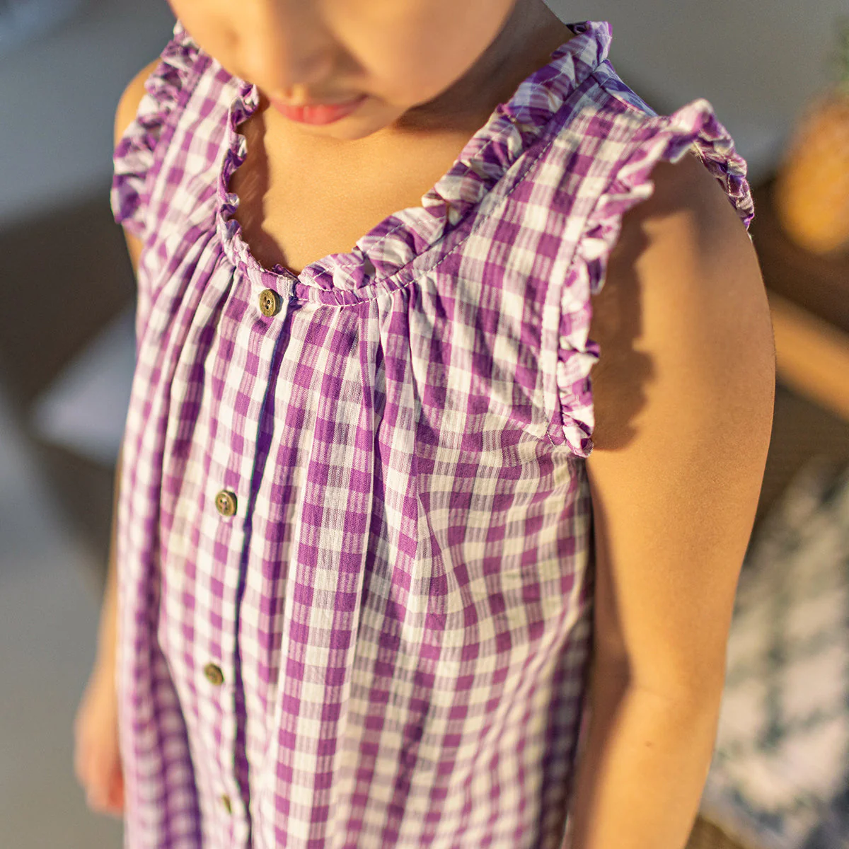 Robe à bretelles larges mauve et blanche à carreaux en seersucker, enfant - Image 2