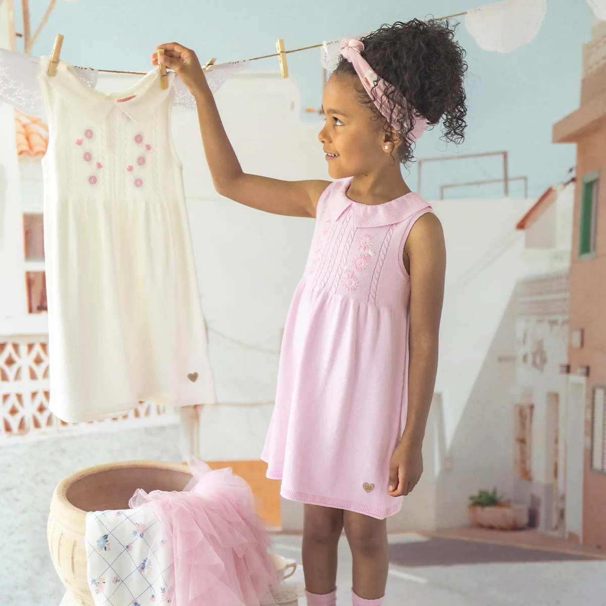 Robe rose en tricot avec broderies de fleurs, enfant - Image 2