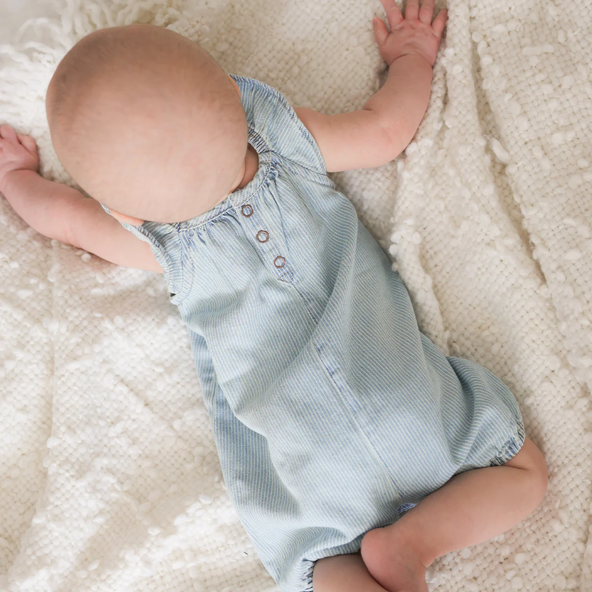 Salopette bleu pâle en denim à rayures, naissance - Image 3