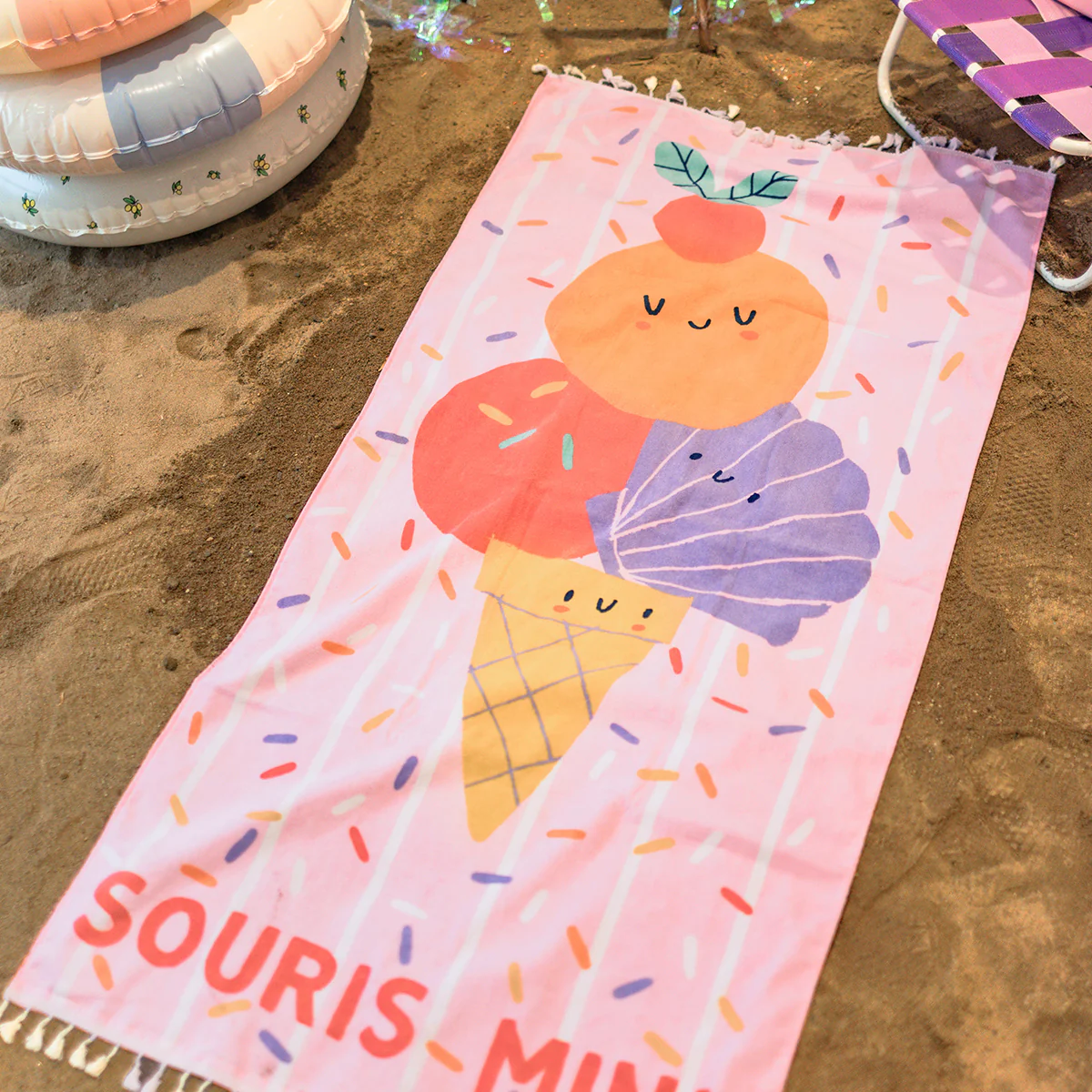 Serviette de plage rose avec rayures, confettis et crème glacée, enfant - Image 2