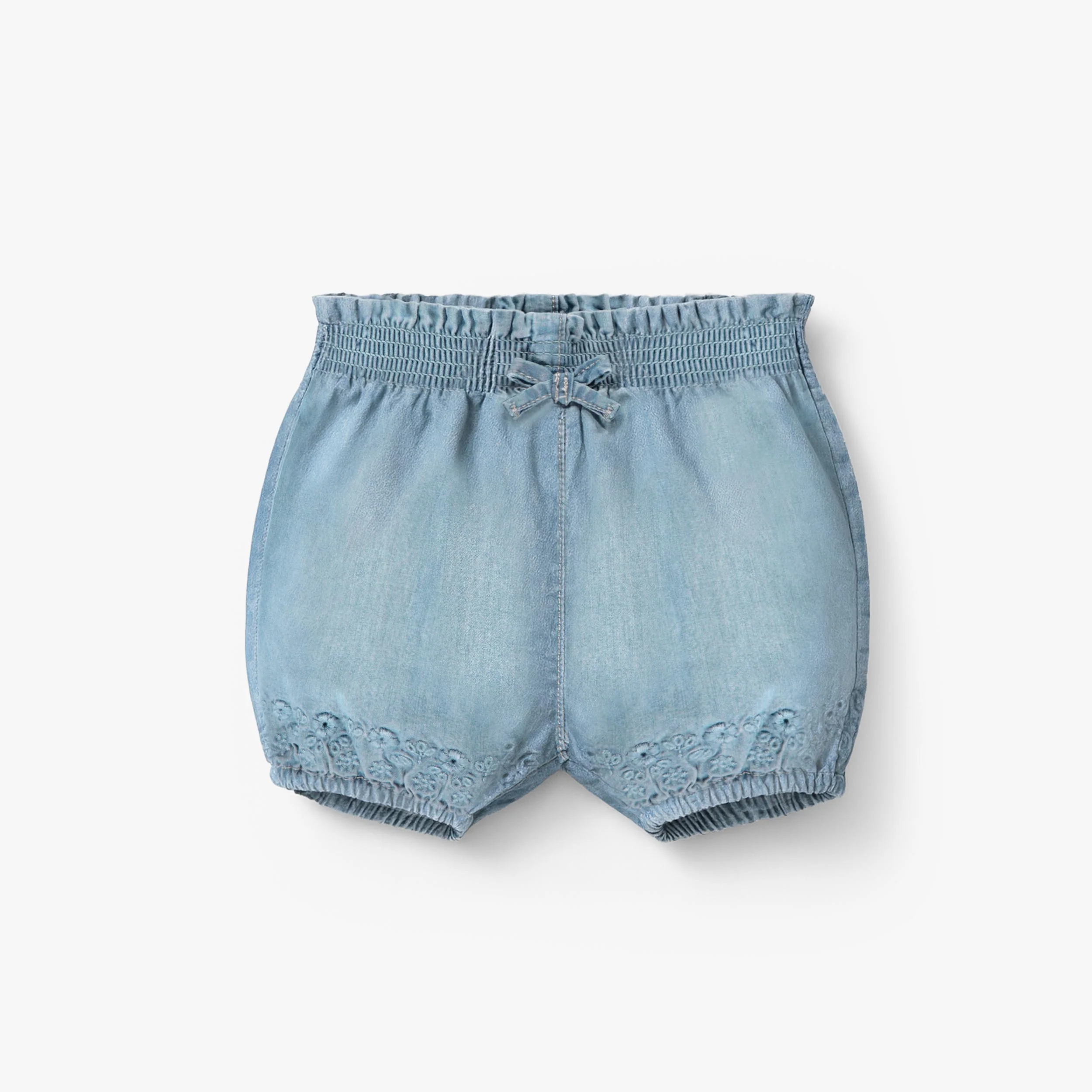 Short bleu en denim léger et broderie anglaise, naissance