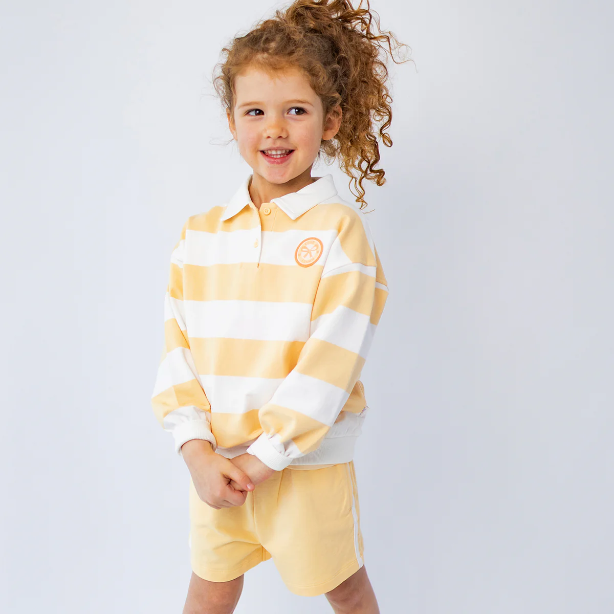 Chandail crème et jaune à rayures avec col polo, enfant - Image 4