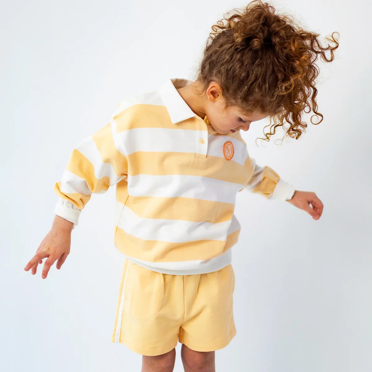 Chandail crème et jaune à rayures avec col polo, enfant - Image 2