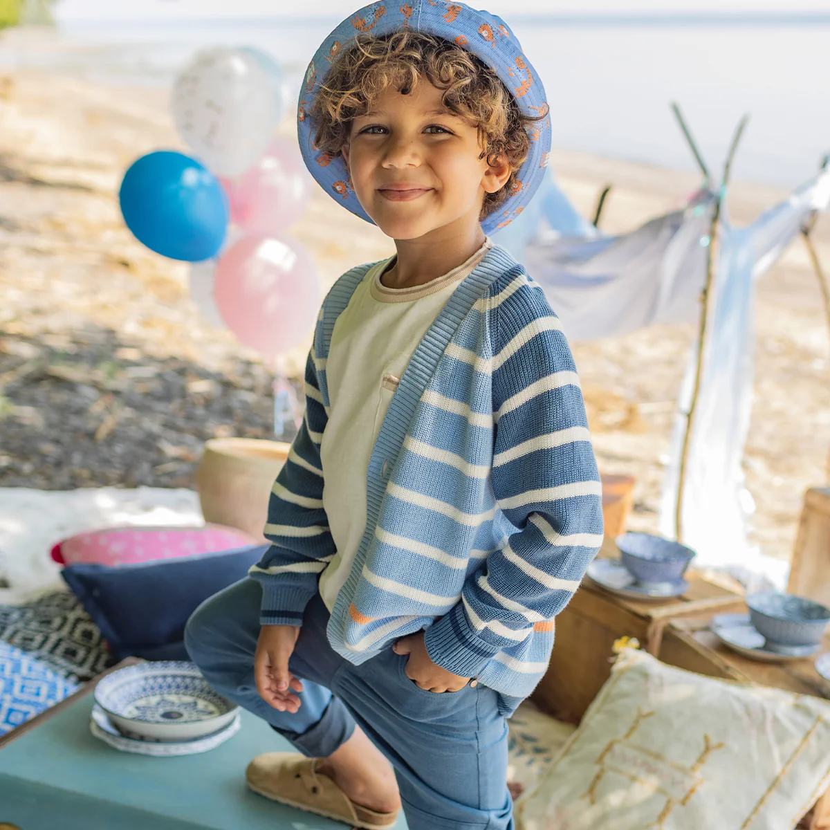 Cardigan bleu en tricot avec rayures blanches, enfant - Image 2