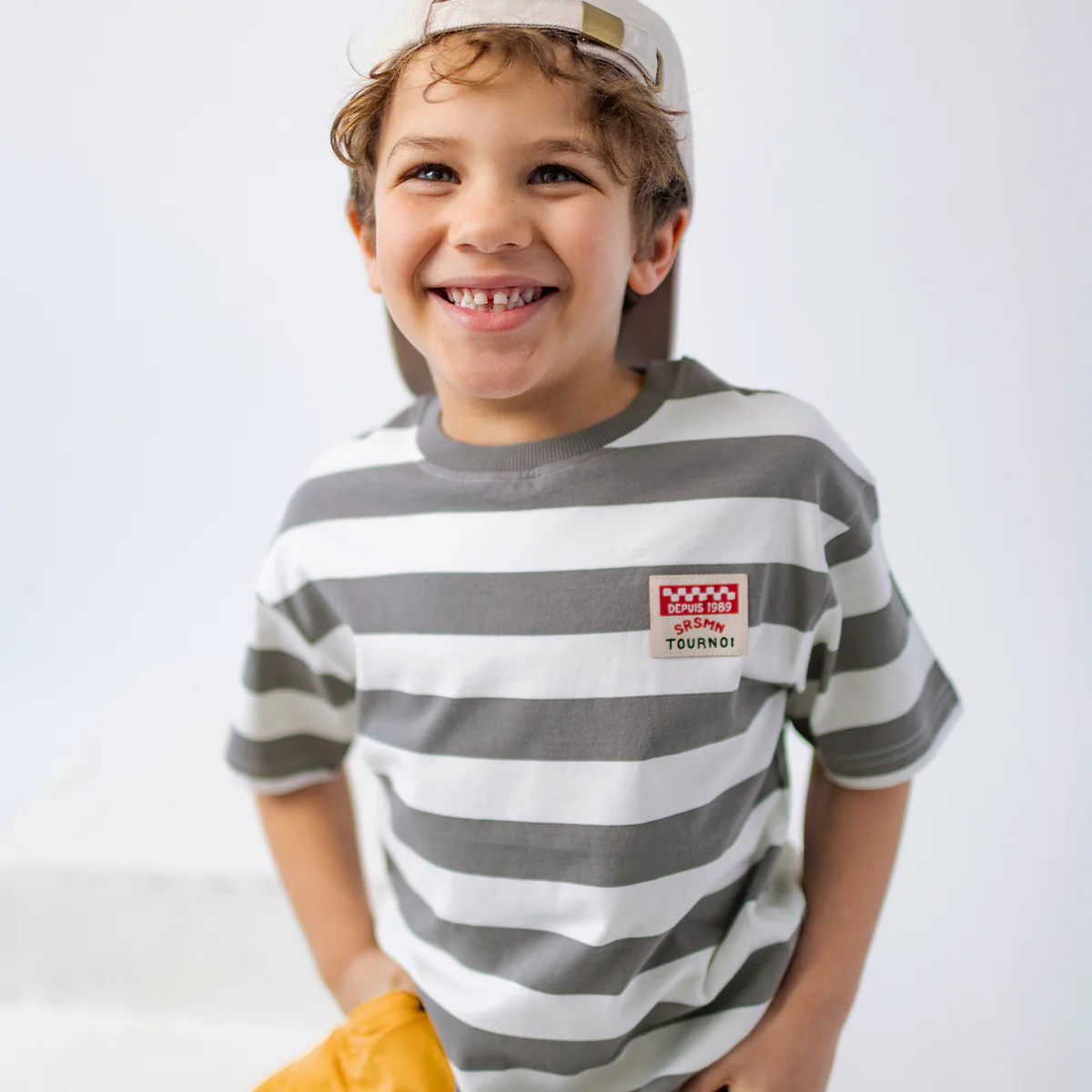 T-shirt blanc et gris à rayures, enfant - Image 2