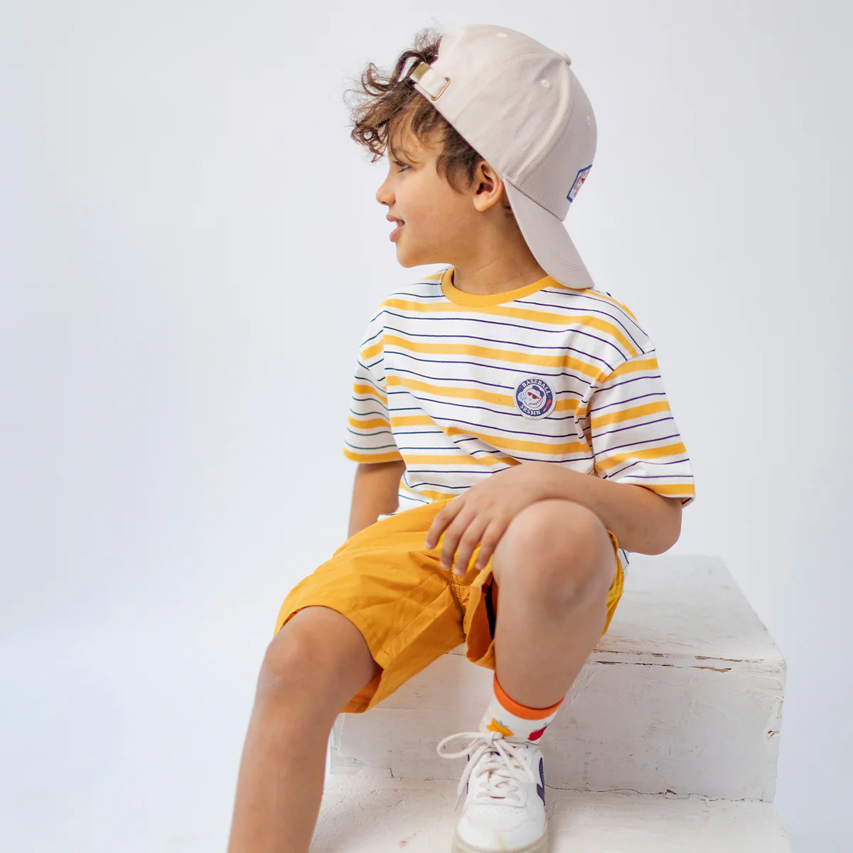 T-shirt blanc à rayures jaunes et bleu marine, enfant - Image 2