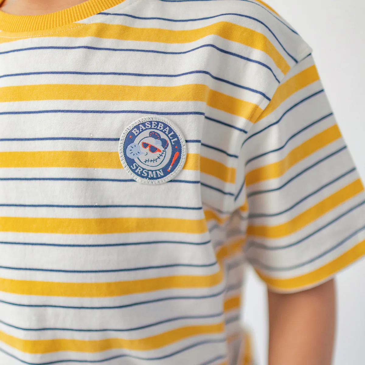 T-shirt blanc à rayures jaunes et bleu marine, enfant - Image 4