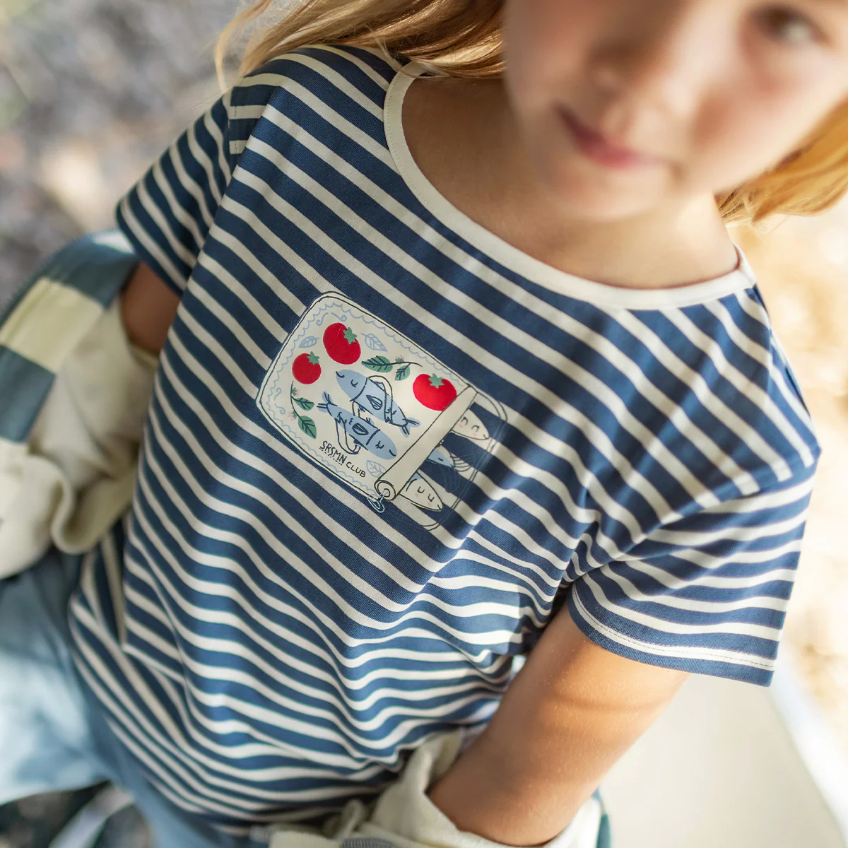 T-shirt crème et bleu à rayures avec illustration, enfant - Image 2