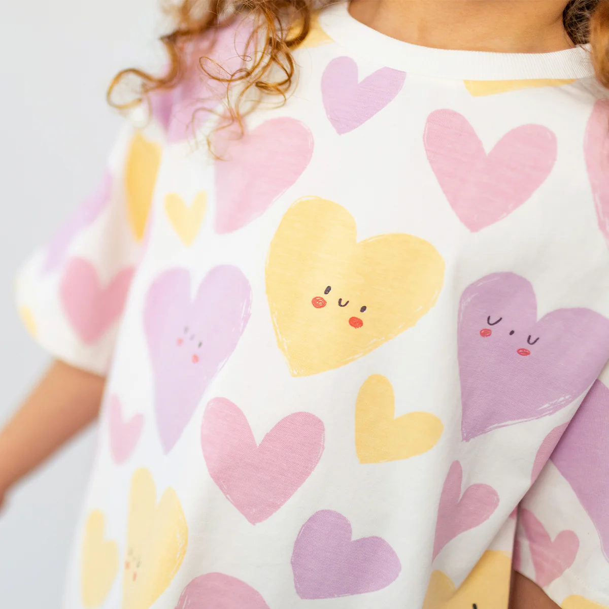T-shirt crème à motifs de cœurs, enfant - Image 5