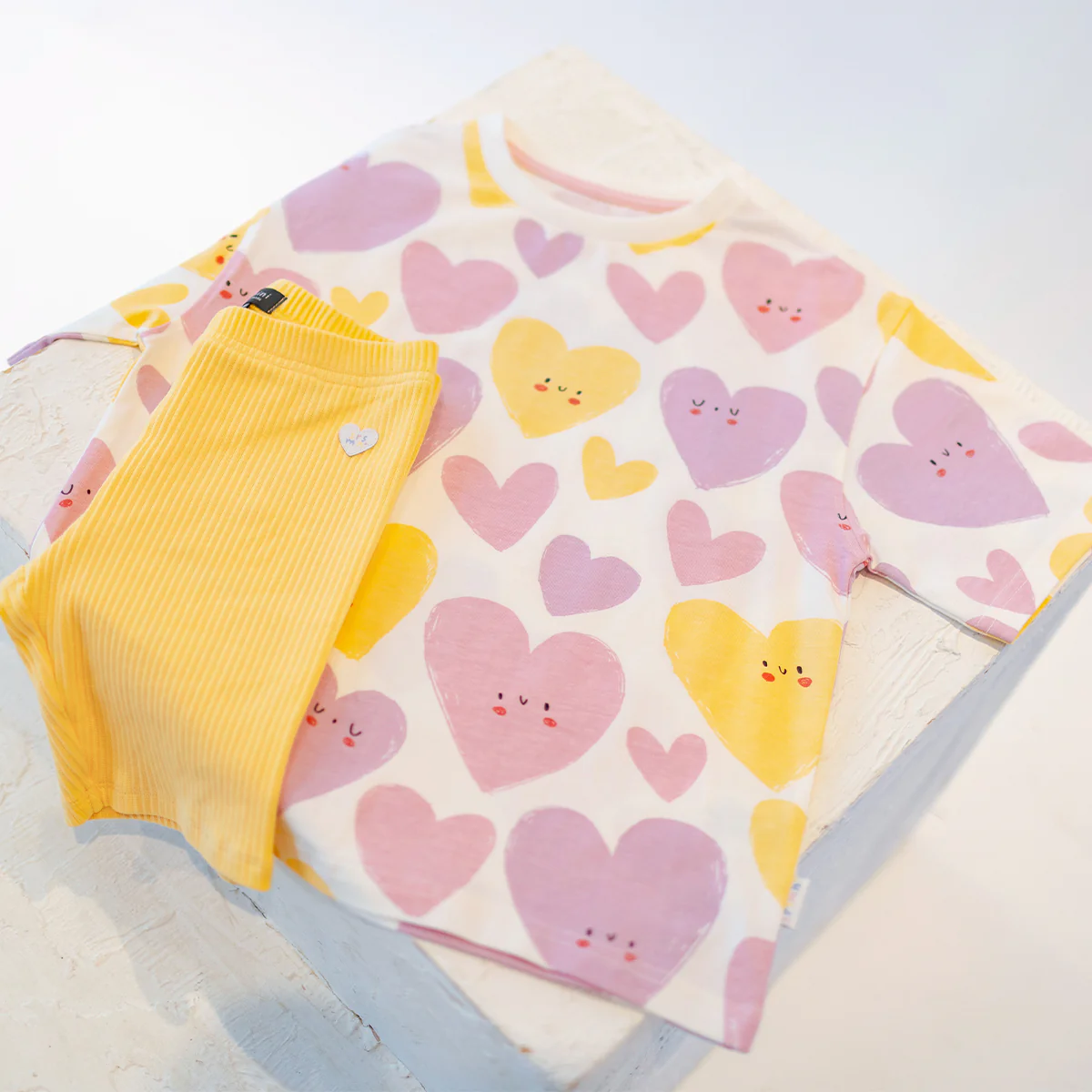 T-shirt crème à motifs de cœurs, enfant - Image 8