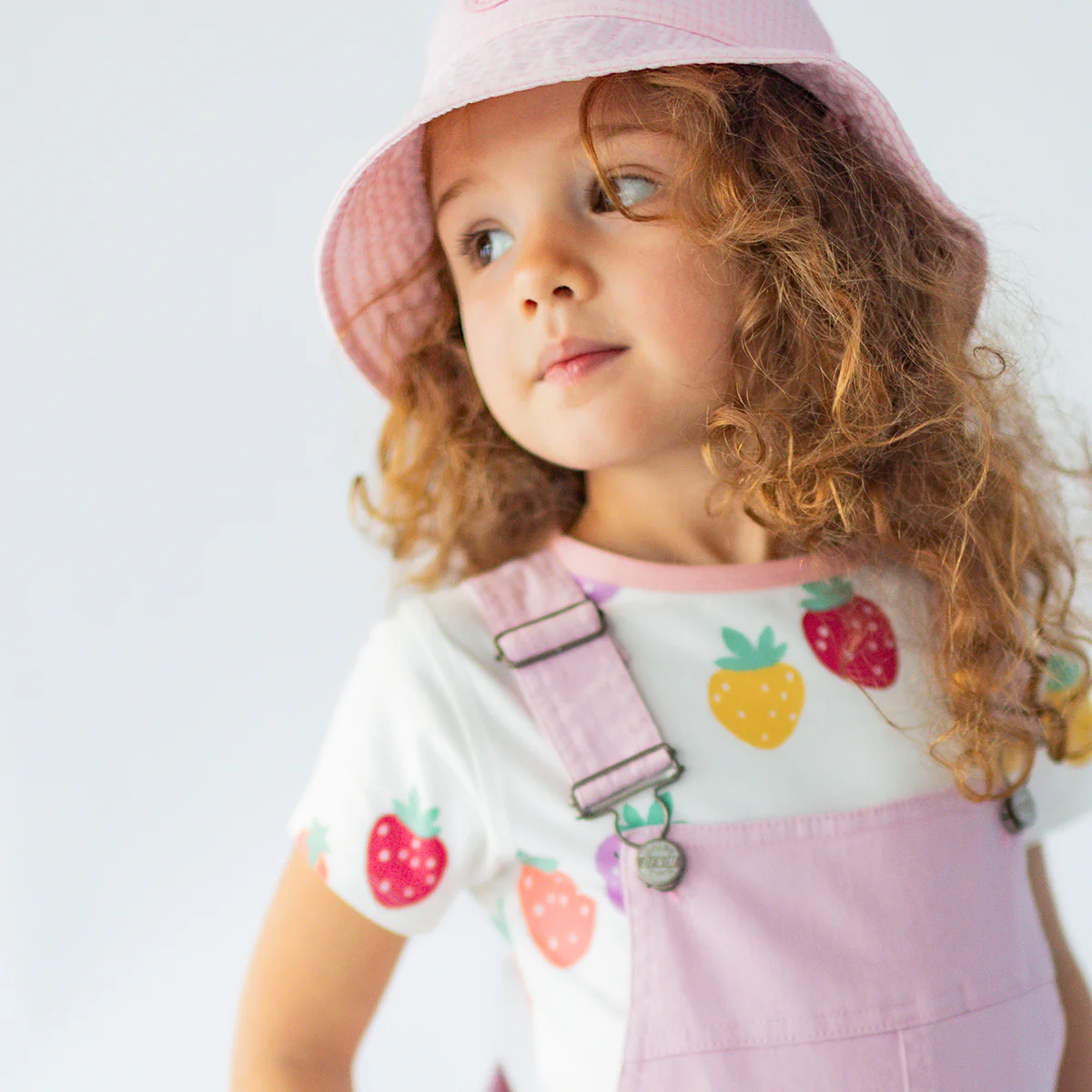 T-shirt crème à motifs de fraises, enfant - Image 2