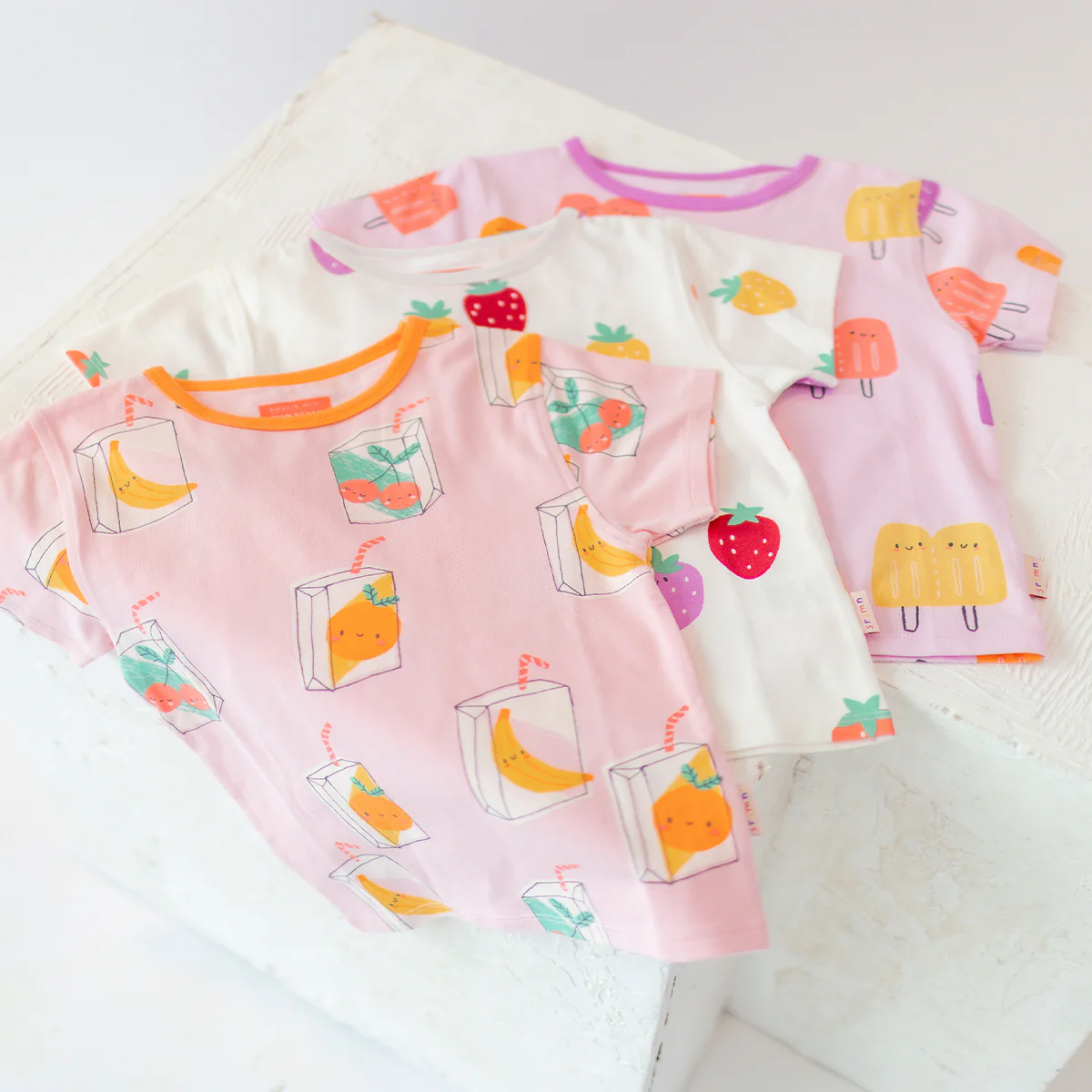T-shirt crème à motifs de fraises, enfant - Image 4