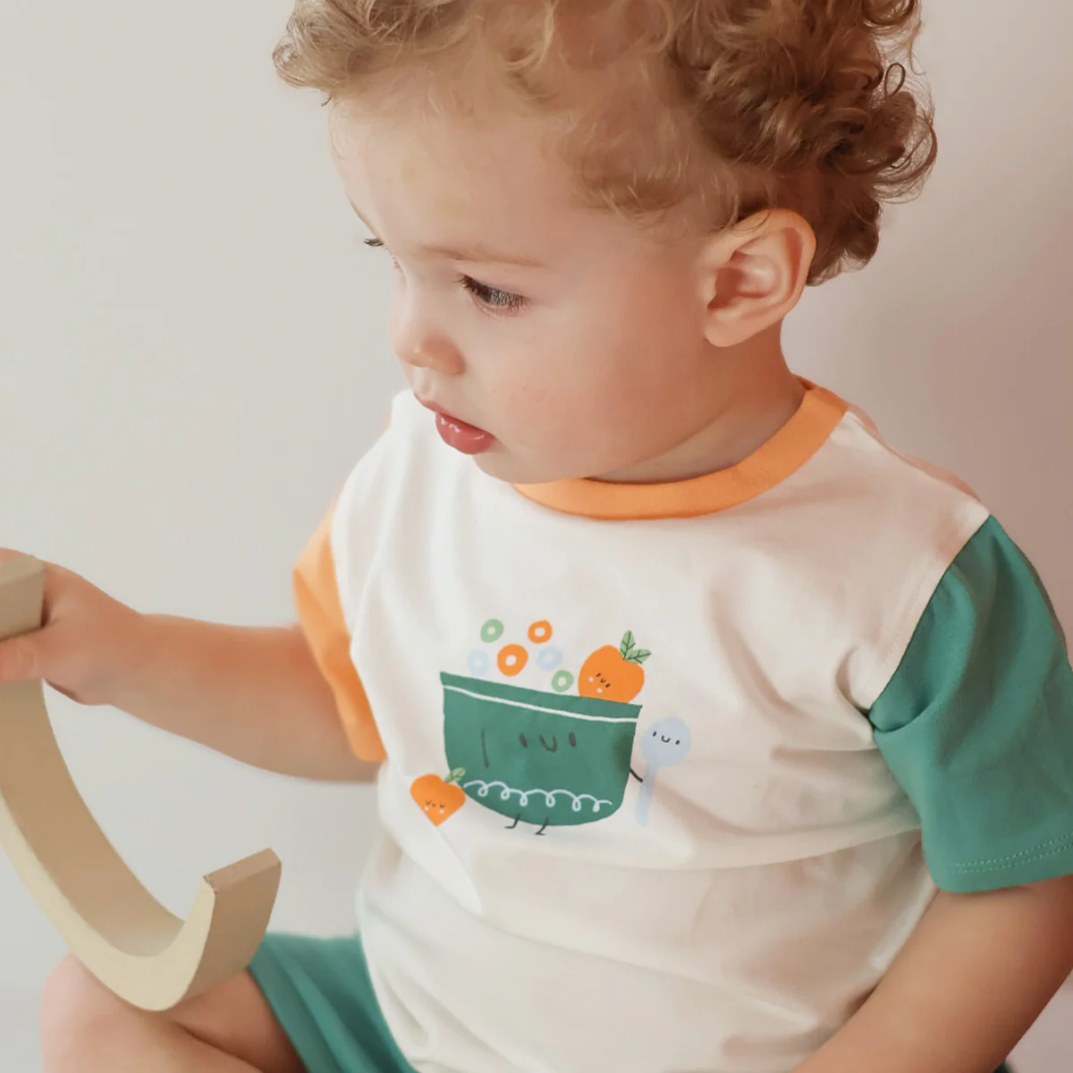 T-shirt crème, orange et vert avec illustration, naissance - Image 2