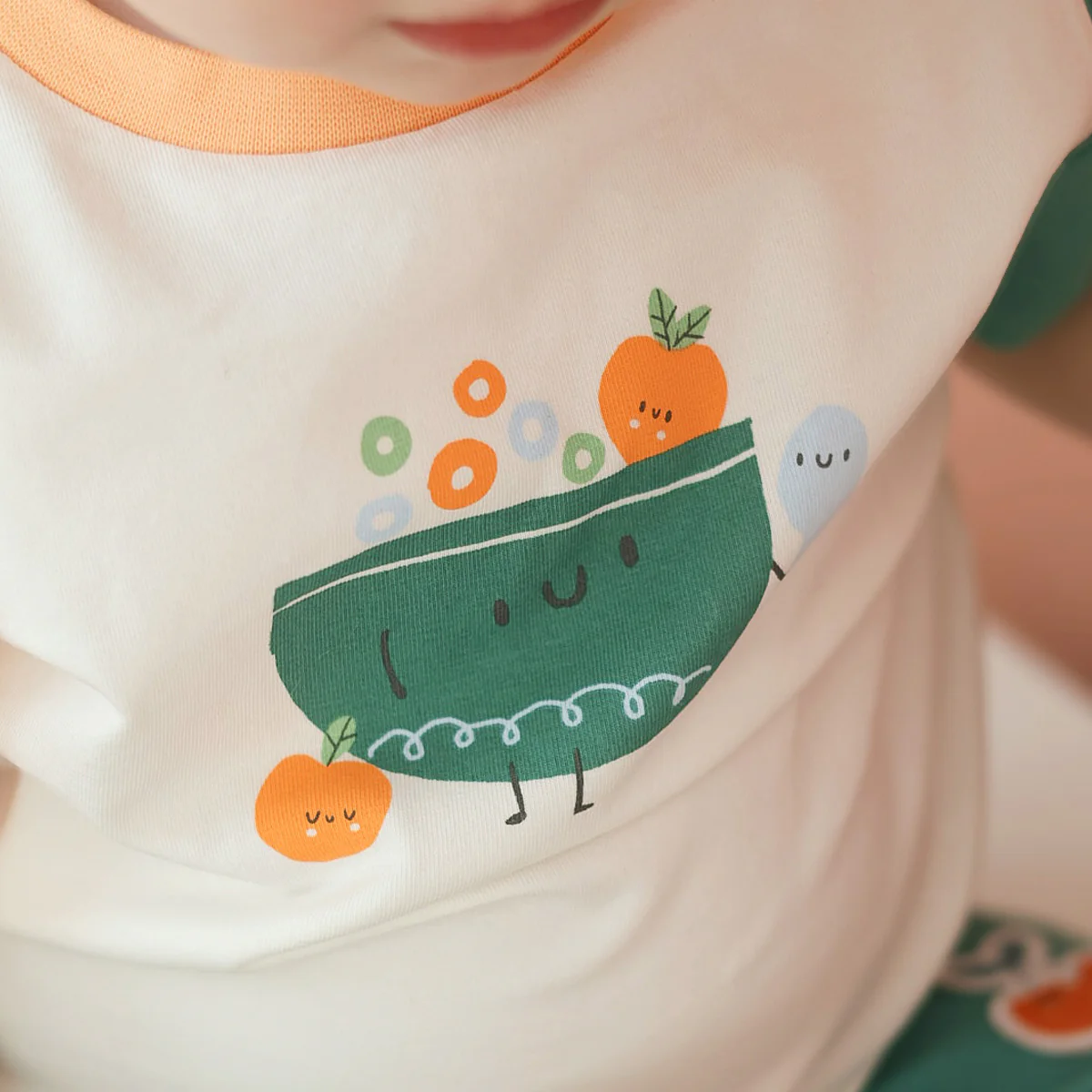 T-shirt crème, orange et vert avec illustration, naissance - Image 3
