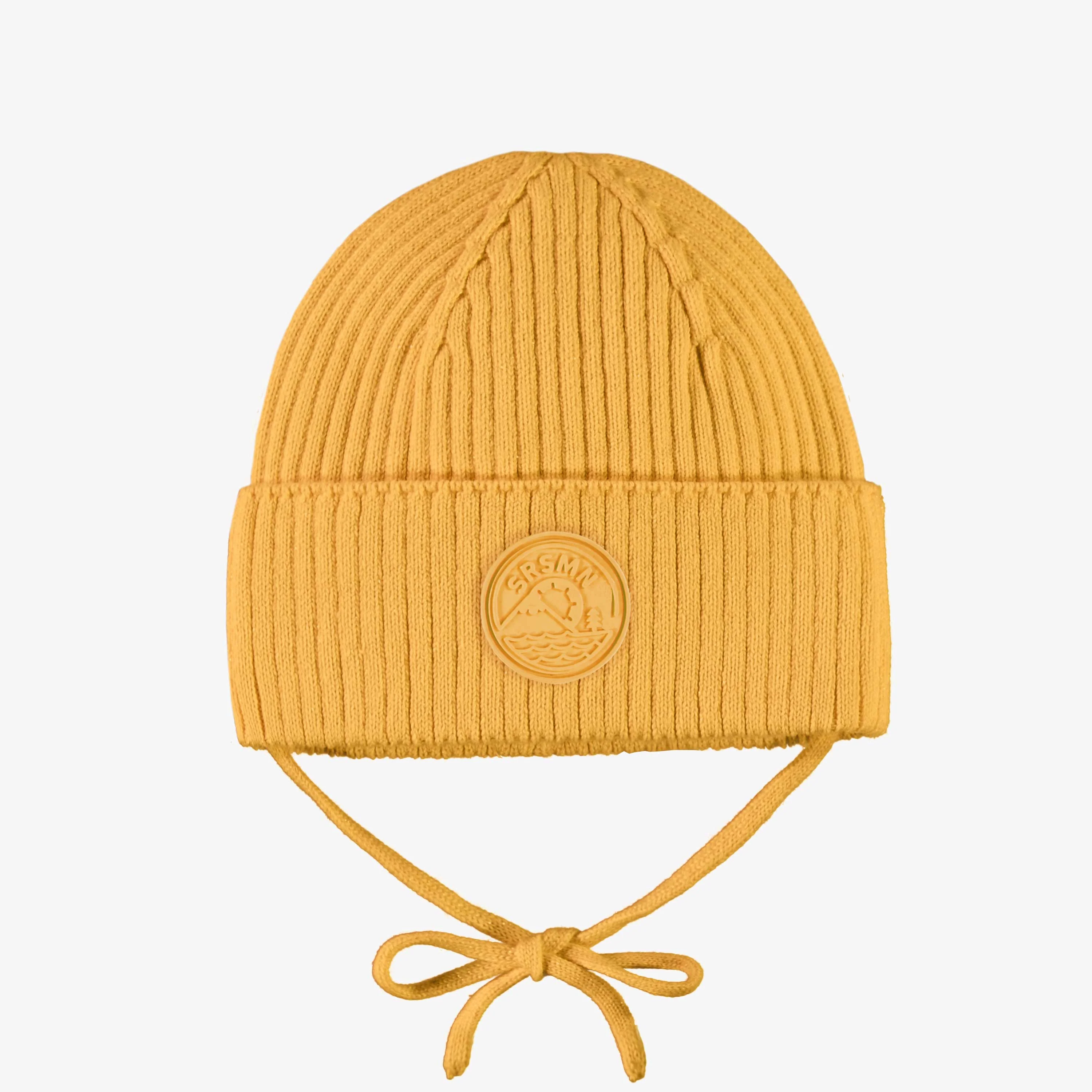 Tuque jaune foncé en tricot, bébé