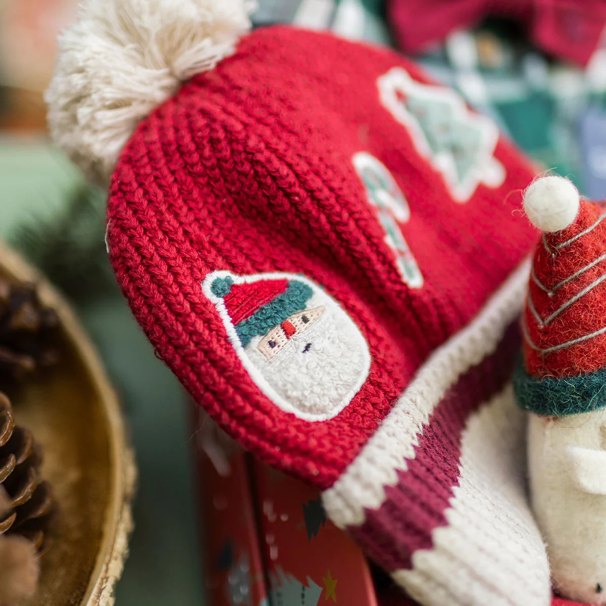 Tuque rouge en tricot avec motifs des Fêtes, bébé - Image 4
