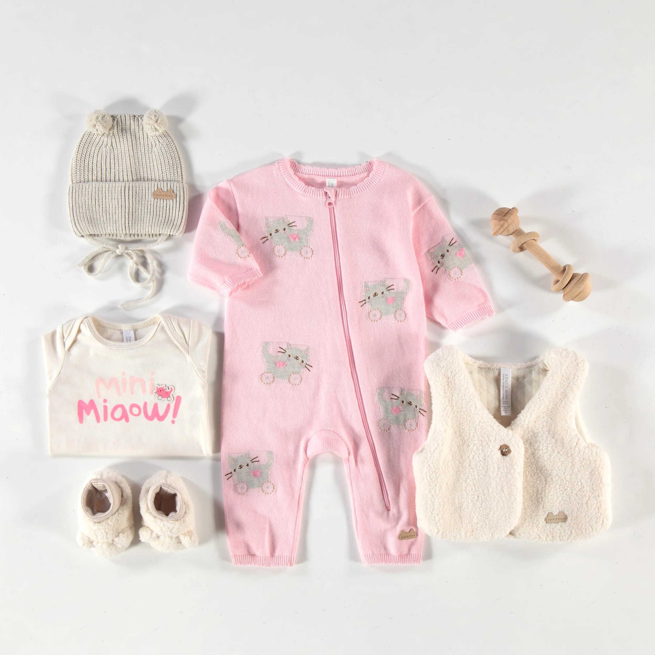 Une pièce rose en tricot avec motifs, naissance - Image 10