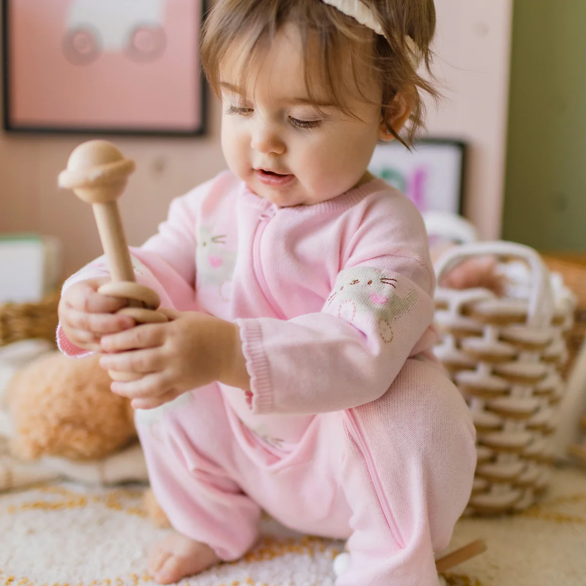 Une pièce rose en tricot avec motifs, naissance - Image 6