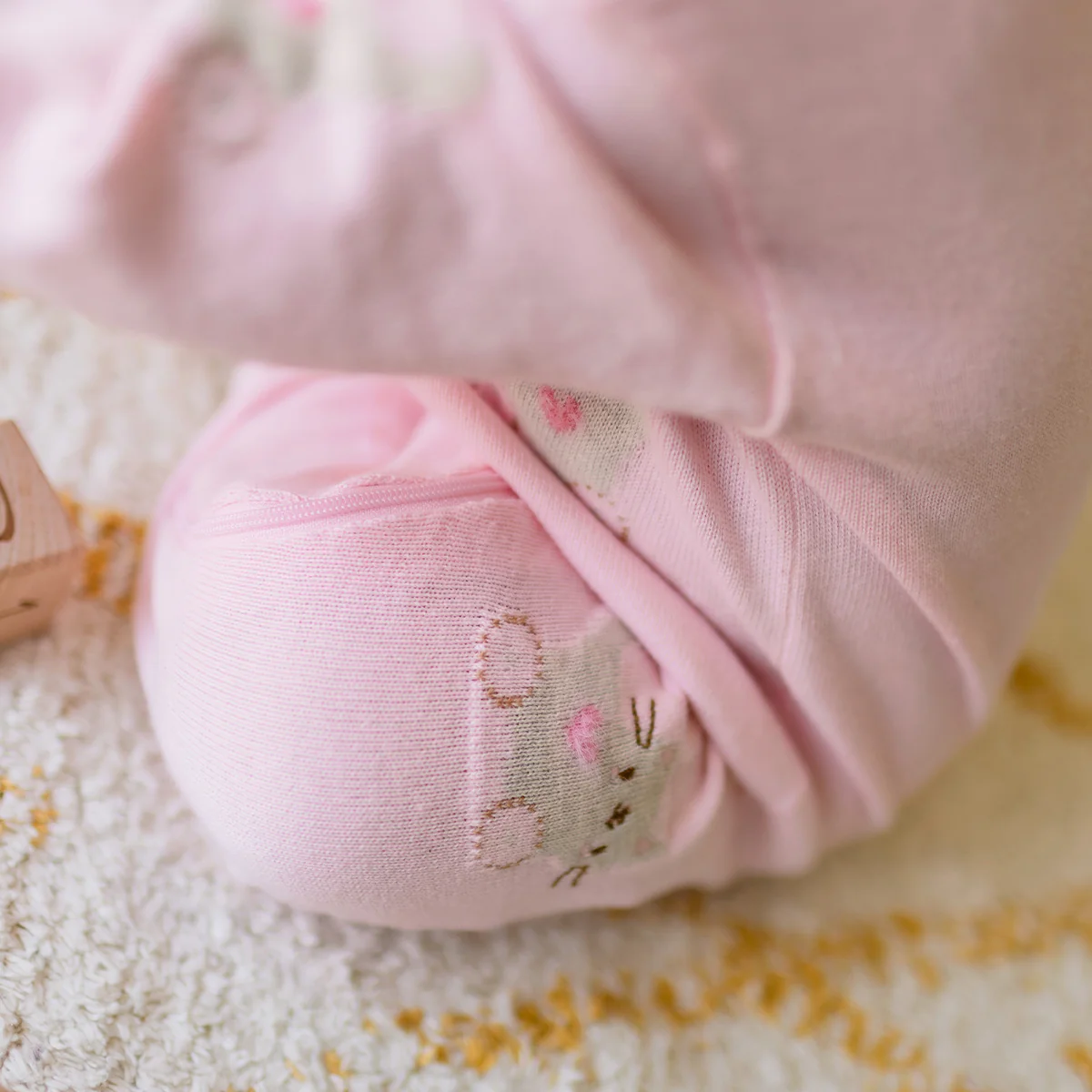 Une pièce rose en tricot avec motifs, naissance - Image 7
