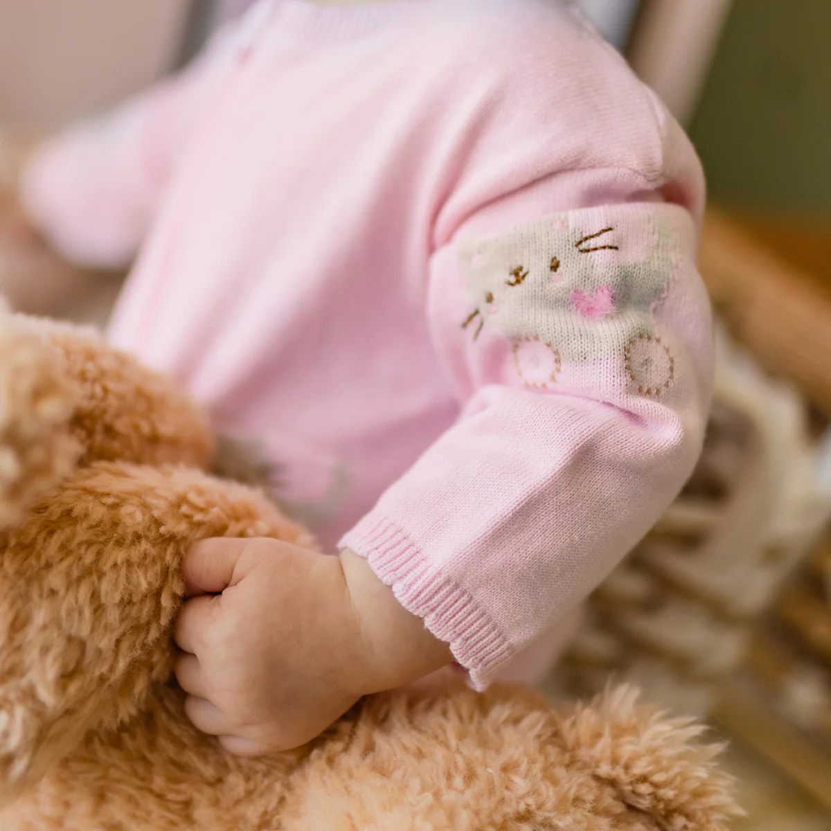 Une pièce rose en tricot avec motifs, naissance - Image 8