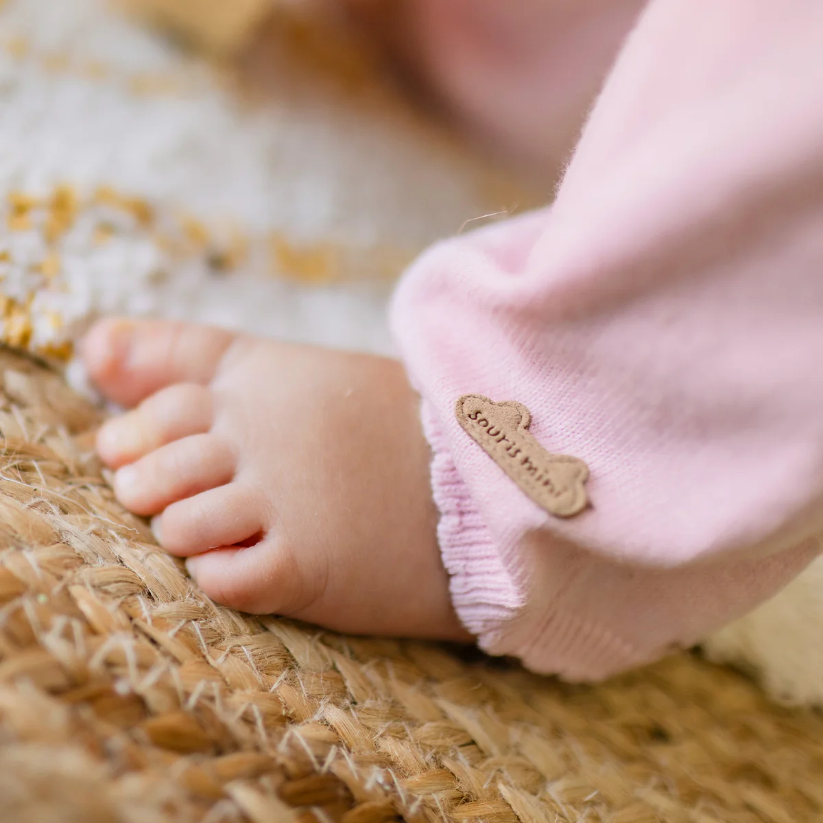 Une pièce rose en tricot avec motifs, naissance - Image 9