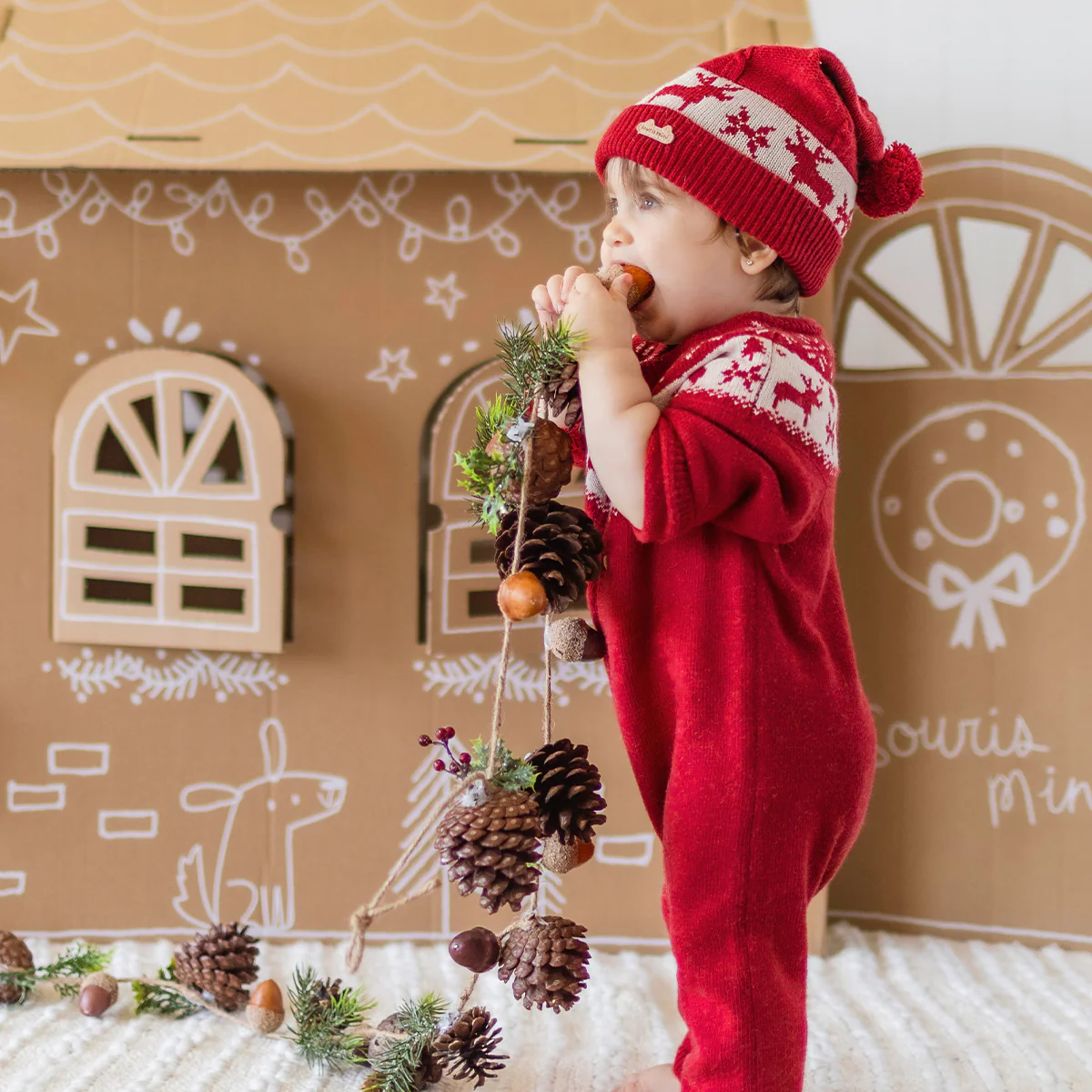 Une pièce rouge en tricot avec motifs jacquard, naissance - Image 2