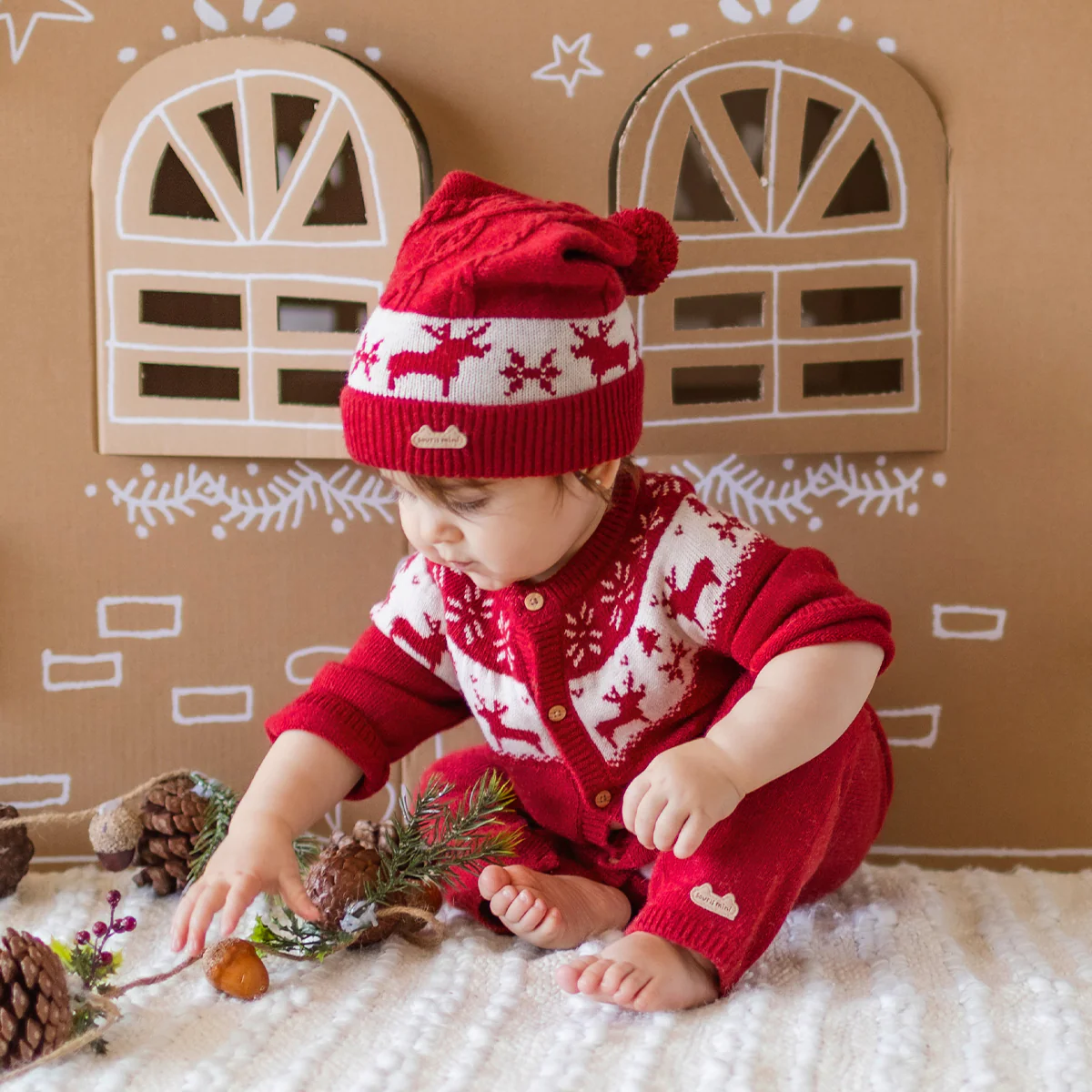 Une pièce rouge en tricot avec motifs jacquard, naissance - Image 4
