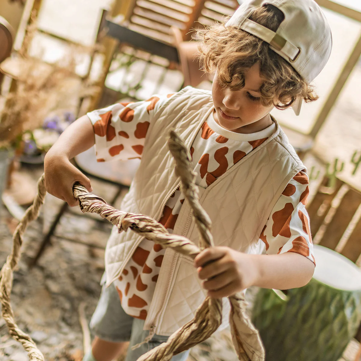 Veste sans manches beige à motif matelassé de losanges, enfant - Image 4